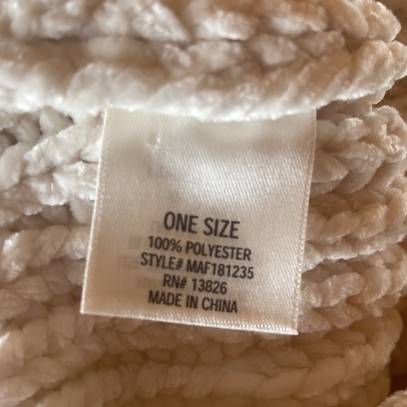 White knit beanie, faux fur puff, one size fits all - Picture 2 of 3